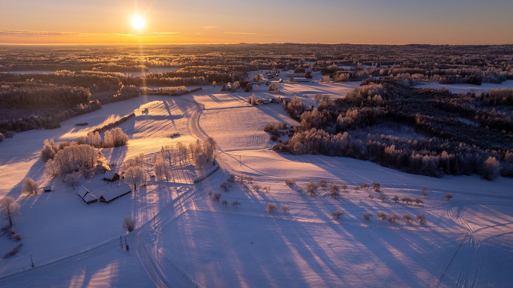 Võrumaal tegutsevad teraviljakasvatajad on tänavuse stabiilsete kraadidega ja sooja sügisega rahul. Peagi ees ootavad külmemad ajad ja suure lume lubadus paneb neid lootma, et muutused viljale palju kurja ei teeks. Foto: AIGAR NAGEL